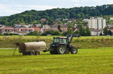 Traktor fährt Gülle © hjschneider