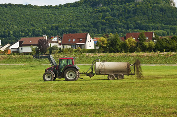 Traktor fährt Gülle