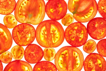 Selbstklebende Fototapeten Abstrakter Hintergrund von roten Tomatenscheiben © Taiga