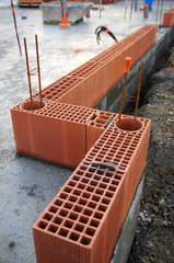 construction de murs en briques