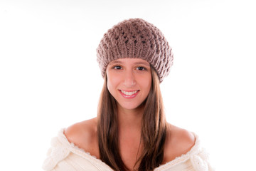 jolie femme souriante avec un bonnet d'hiver
