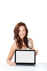 Naklejka premium lächelnde frau zeigt laptop-monitor