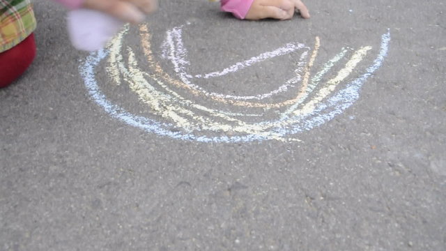 Kind malt mit Stra&szlig;enkreiden