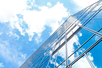 Fototapeta na wymiar Błękitne niebo i budynek