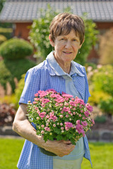 Frau im Garten mit Blumen