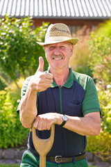 Fototapeta premium Mann bei der Gartenarbeit