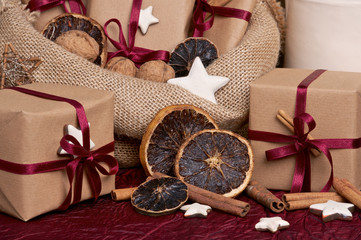 Geschenke mit Gewürzen, Nüssen und Sternen