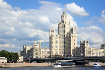 Fototapeta na wymiar Stalin wieżowiec przeciwko nieba.