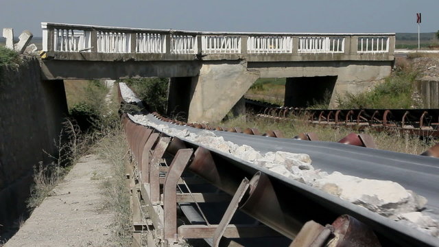 Conveyor belt transporting stones