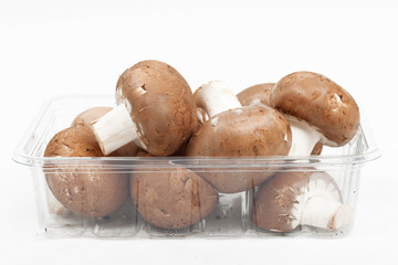 braune Champignons in Plastikschale