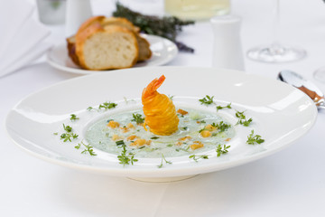 Gurkensuppe mit Gambas