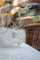 Wasser einschenken