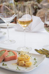 Lachs und kartoffelsalat