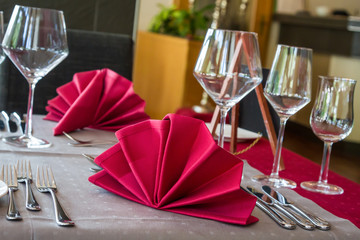 rote Serviette als Fächer