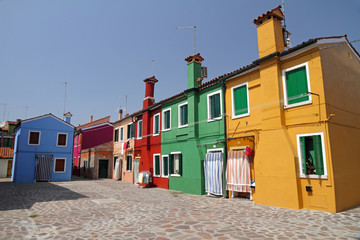Fototapeta na wymiar żywy, malowane domy w miejscowości Burano, Venezia, Wenecja Euganejska, Włochy, UE