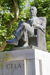 Cela statue