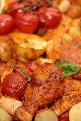 Hähnchenschenkel mit Beilagen im Bräter