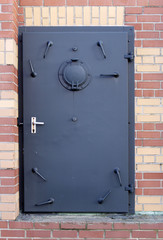 Schiffstür in einer Mauer
