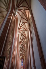 Kolumny w gotyckim kościele