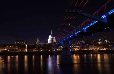 Fototapeta na wymiar London, St Paul Cathedral i Millennium Bridge w nocy