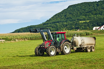 Obraz premium Traktor fährt Gülle