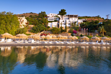 Fototapeta na wymiar Leżaki z parasolami na zatokę Mirabello na Krecie, Grecja
