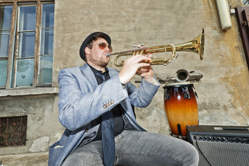 blues musician test the trumpet