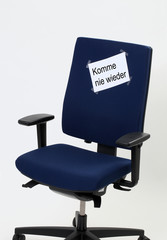 Ein Stuhl mit einem Zettel worauf steht: