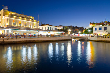 Fototapeta na wymiar Agios Nikolaos miasto w nocy na Krecie, Grecja
