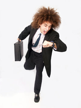 Hombre de negocios estilo afro corriendo.