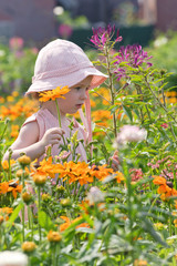 Mädchen auf einer Blumenwiese