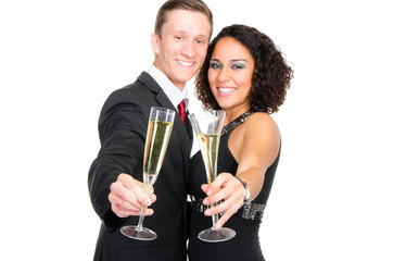 vergnügt mit sekt anstoßen