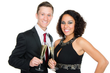 pärchen stoßt mit sekt an