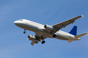 Fototapeta na wymiar biały samolot pasażerski odrzutowiec