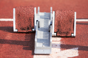 Startblock auf Aschenbahn