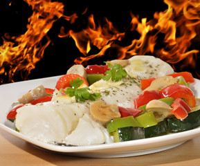 Presentación de bacalao sobre fuego.