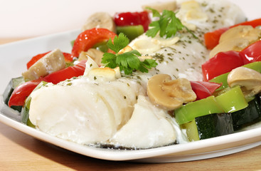 Detalle de bacalao con hortalizas.