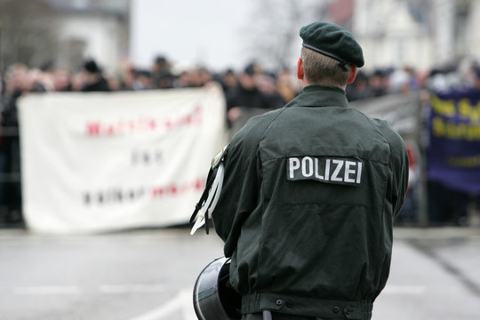 Polizist bei Demo