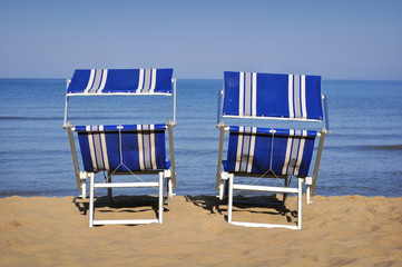 Lettini da spiaggia di fronte al mare