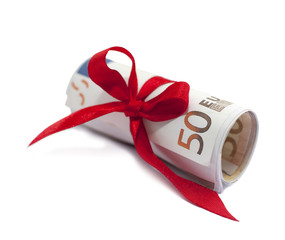 billets de 50 euros emballés dans un noeud rouge