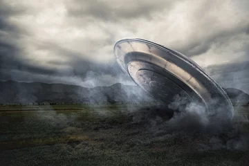 Selbstklebende Fototapete UFO UFO stürzt auf einem Getreidefeld ab