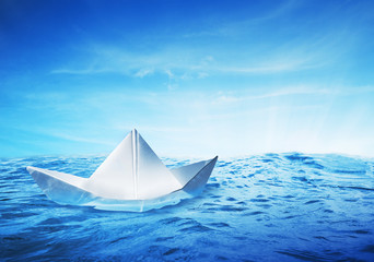 Fototapeta na wymiar łód¼ papieru na morzu na błyszczące dzień