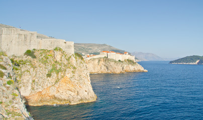 Fototapeta na wymiar Niesamowite Dubrovnik ściany Defensive Zbudowany na klifie