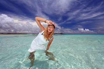 海水浴を楽しむ女性