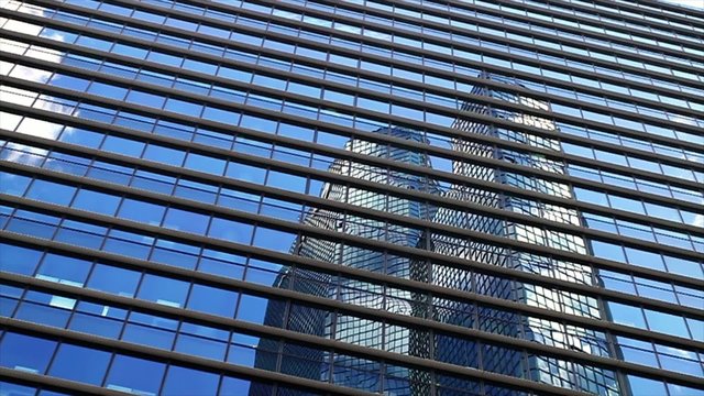 building se refl&egrave;te dans une fa&ccedil;ade