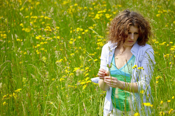 Frau auf der Wiese