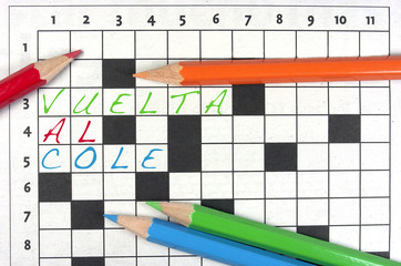 Crucigrama, l&aacute;pices de colores, vuelta al cole