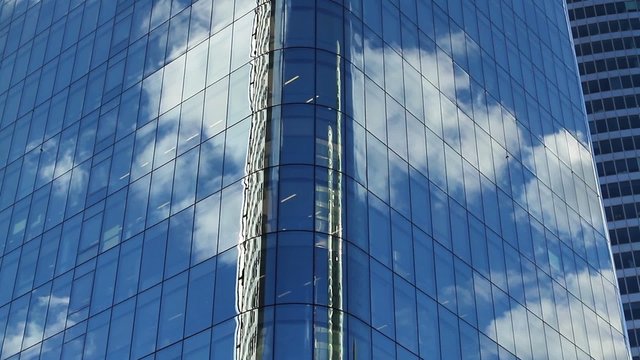 nuage qui traverse la fa&ccedil;ade d'un building