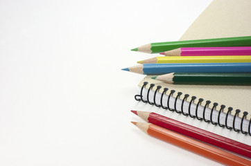 Bloc de notas, lápices de colores