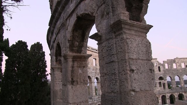 gros plan sur l'amphith&eacute;atre de pula croatie